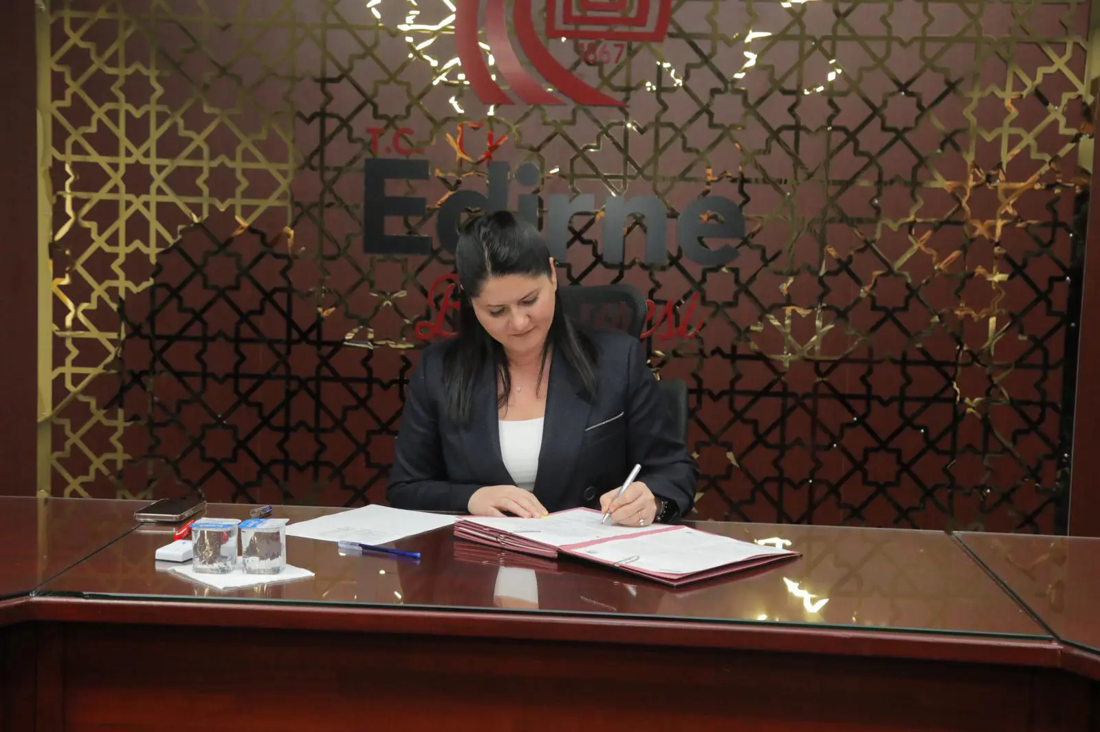 EDİRNE BELEDİYESİ’NDE MEMURLARIN YÜZÜNÜ GÜLDÜREN İMZA: SOSYAL DENGE TAZMİNATI TAVAN TUTARDAN İMZALANDI galeri görseli